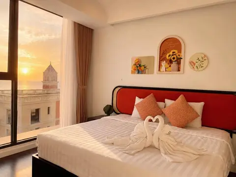 Phòng ngủ giường đôi, cửa kính nhìn hoàng hôn