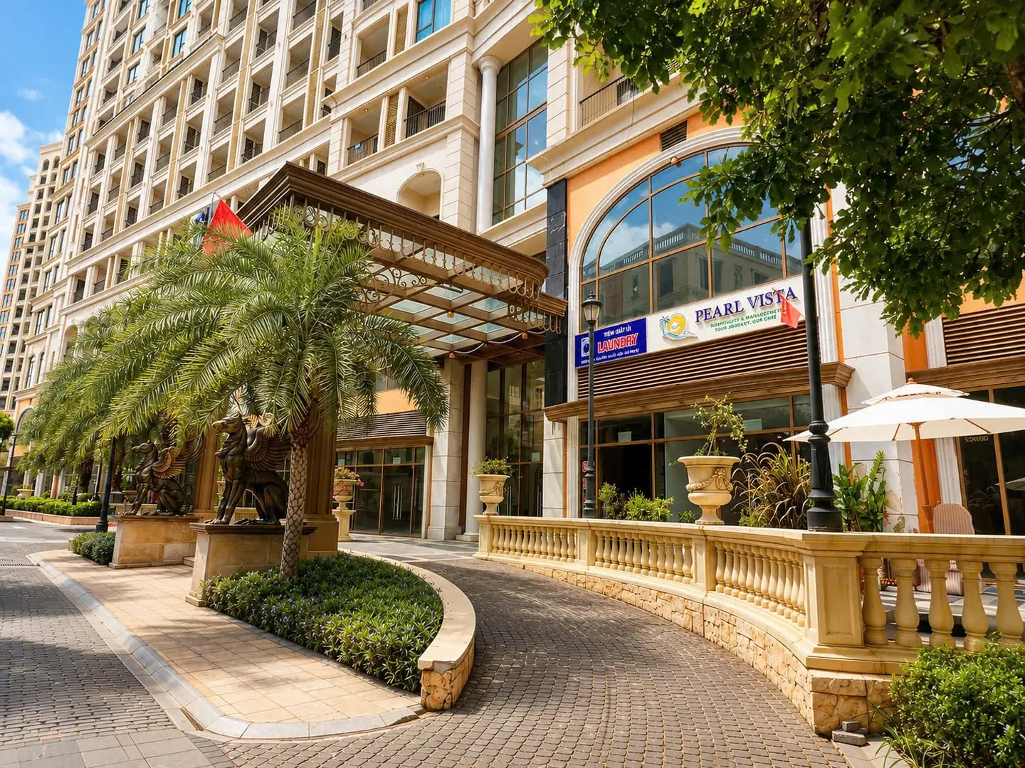 Lối vào Pearl Vista, có biển tên khách sạn