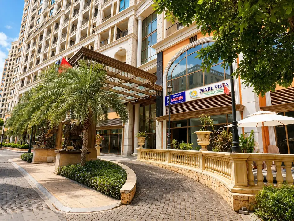 Lối vào Pearl Vista, có biển tên khách sạn