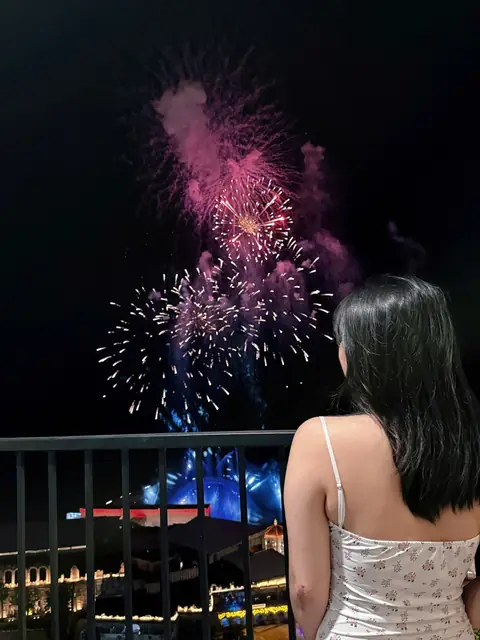 Khách xem pháo hoa từ ban công phòng Pearl Vista