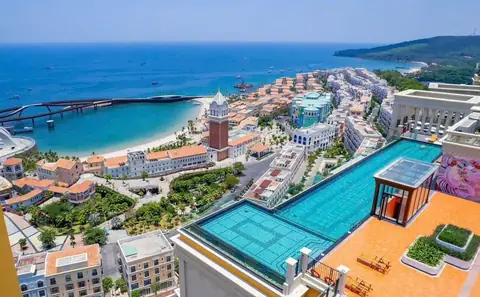 Hồ bơi vô cực trên mái Pearl Vista nhìn xuống Sunset Town và biển
