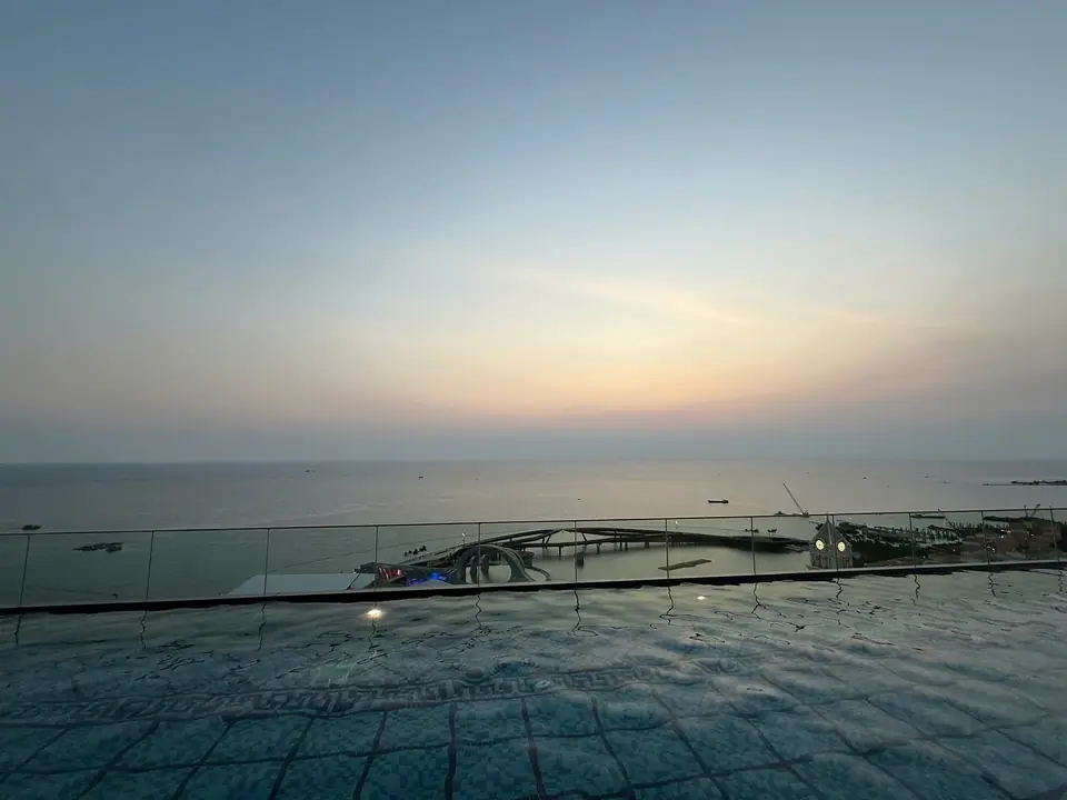 Hồ bơi trên mái Pearl Vista lúc chạng vạng