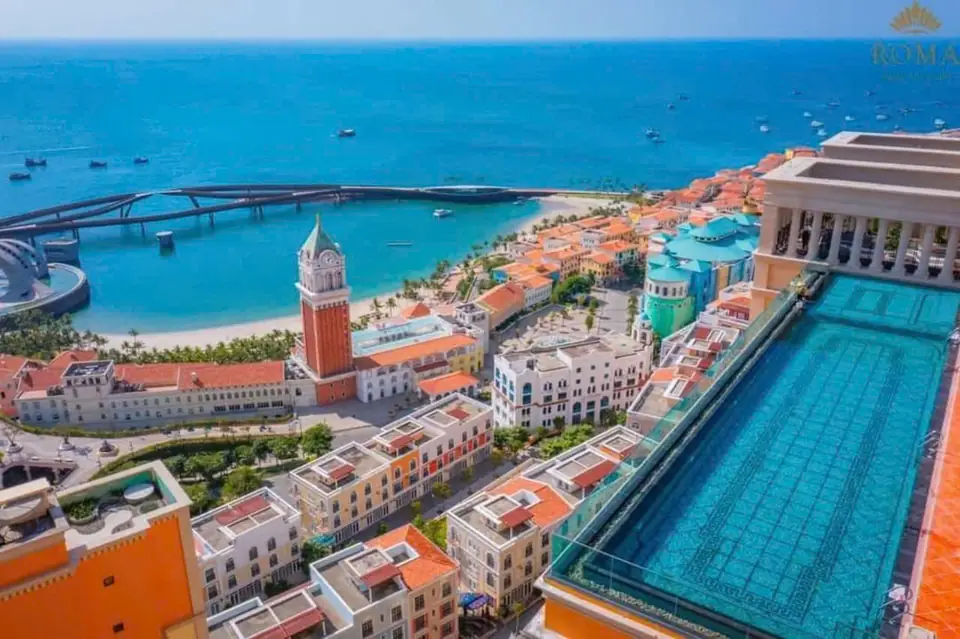 Hồ bơi trên mái Pearl Vista, nhìn ra biển và Sunset Town